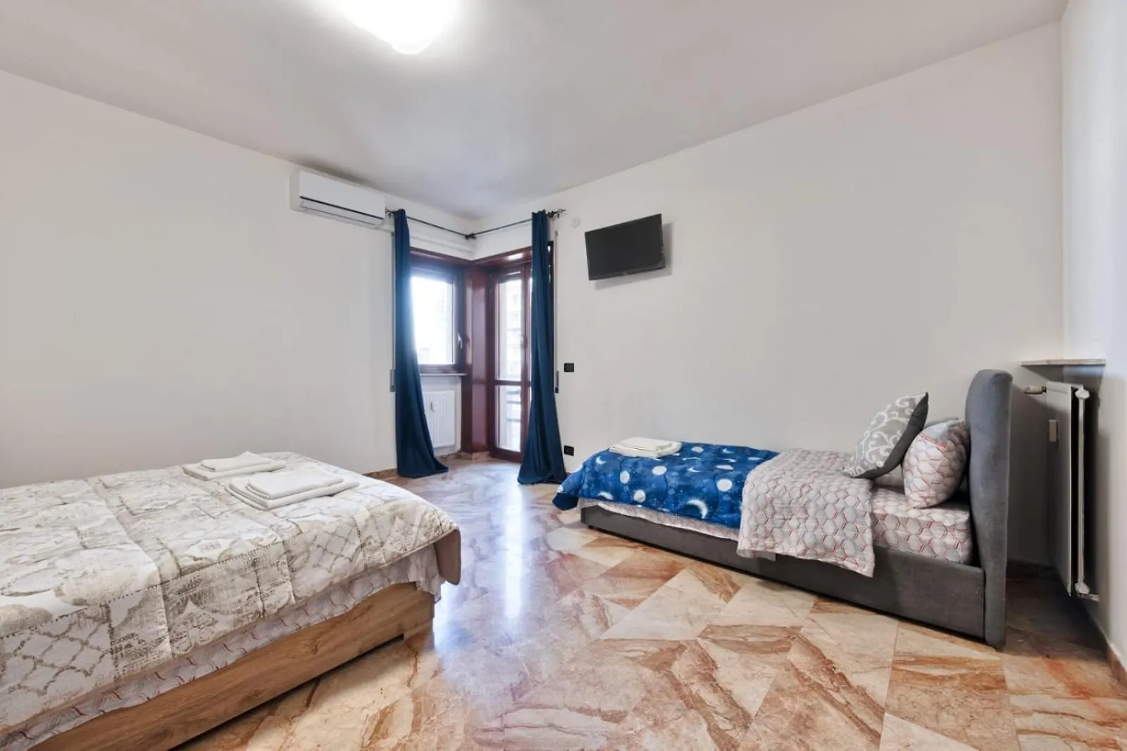 Guest house Easy Downtown Inn - Private Room With Shared Bathroom Venice Italy