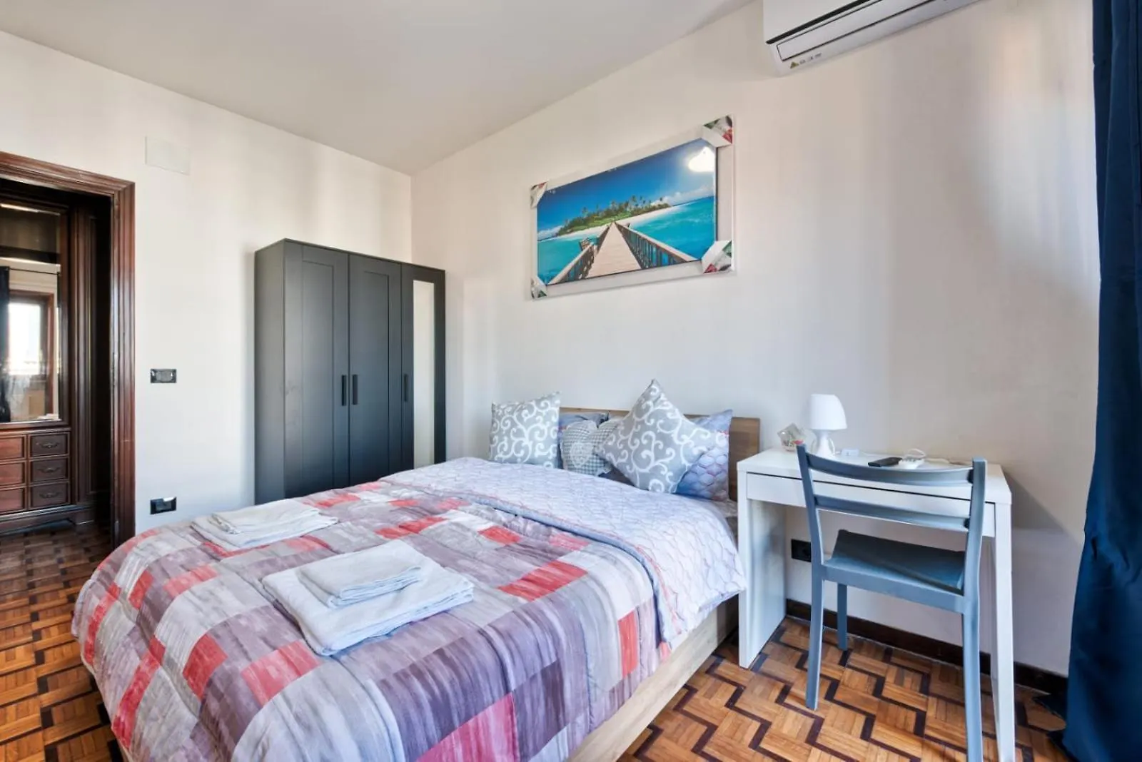 Guest house Easy Downtown Inn - Private Room With Shared Bathroom Venice